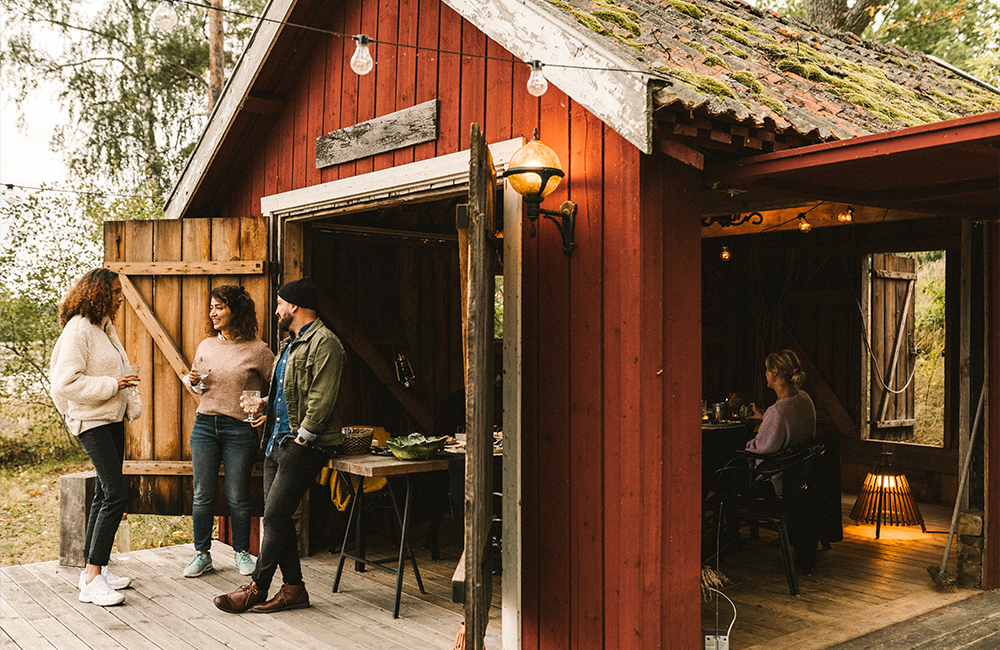 Friendsgiving Lighting & Style Guide: How to Create a Chic and Cozy Celebration